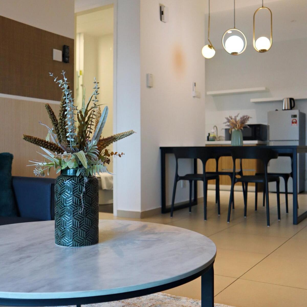 6pax Modern-contemporary, Reizz, Pangsapuri